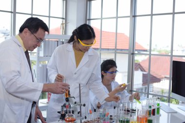 Bilim insanları viral hastalıkların tedavisi için aşı ve ilaç araştırıyor ve üretiyorlar. Kovit 19, laboratuvarda çalışan bilim adamları. 