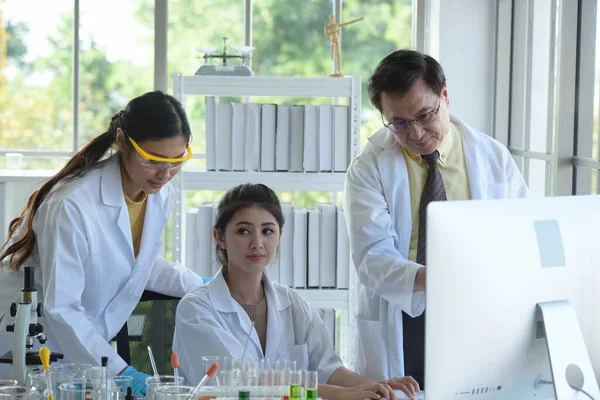 Tudósok Tudományos Laboratóriumokban Dolgoznak Közelkép Egy Tudósról Fiatal Tudósról Aki — Stock Fotó