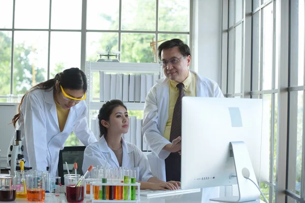 Two Scientists Working Laboratory — Stock Photo, Image