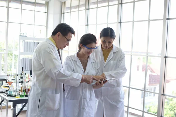 Grupo Científicos Que Trabajan Laboratorio — Foto de Stock