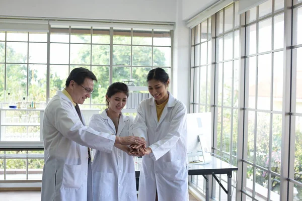 Kelompok Dokter Asia Berdiri Laboratorium — Stok Foto