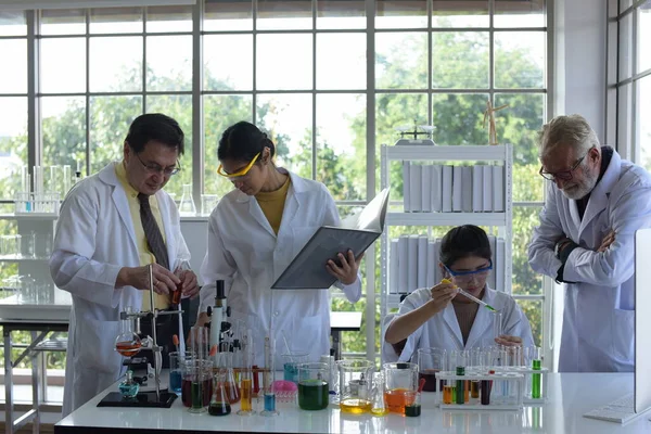 Gruppo Scienziati Che Lavorano Laboratorio — Foto Stock