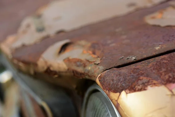 Viejo Coche Oxidado Abandonado Cerca — Foto de Stock