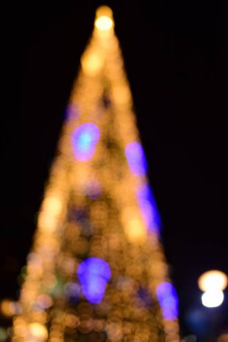 Bokeh ışıkları olan Noel ağacı