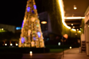 Bulanık noel ağacı gecenin karanlığında.