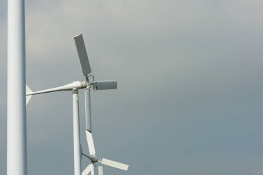 Mavi gökyüzü arka planında rüzgar santralleri