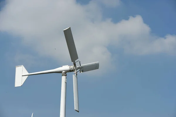 Windkraftanlage Auf Himmelshintergrund — Stockfoto