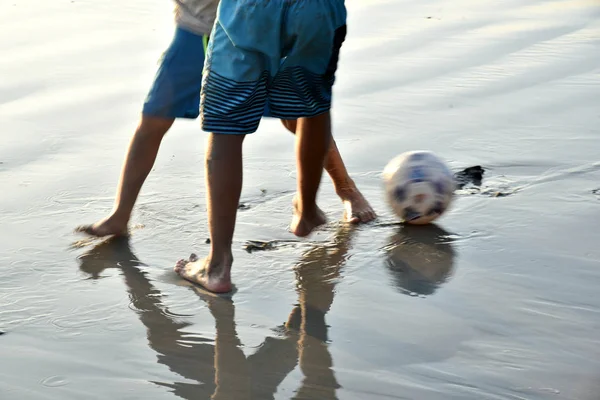 在海滩上踢足球 — 图库照片