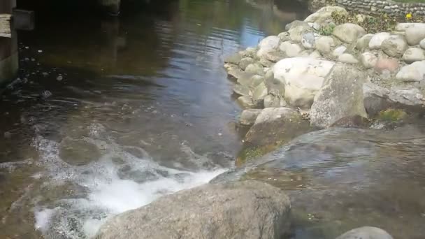 Schöne Wasserströmungslandschaft Wasserfall Fließt Auf Stein — Stockvideo
