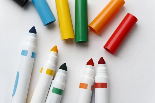 Beyaz kağıt üzerine renkli işaretleyicileri