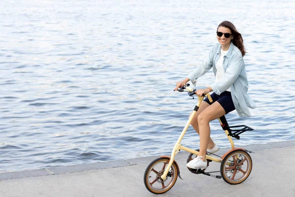 Biała Piękna Młoda Szczęśliwa Wolna Kobieta Południu Jeździ Rowerem Wzdłuż — Zdjęcie stockowe