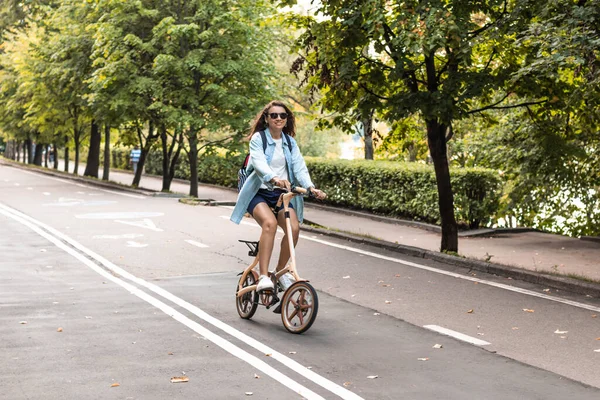 Szczęśliwa Biała Kobieta Okularach Przeciwsłonecznych Swobodnym Ubraniu Jeździ Składanym Rowerze — Zdjęcie stockowe