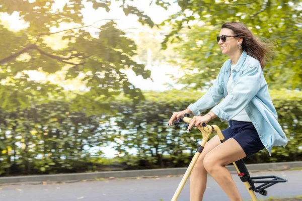 Happy White Woman Casual Wear Jeździ Rowerem Składanym Parku Ciepły — Zdjęcie stockowe