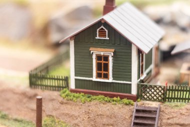 Hobi olarak penceresi olan küçük yeşil bir ev. Minyatür demiryolu düzeni