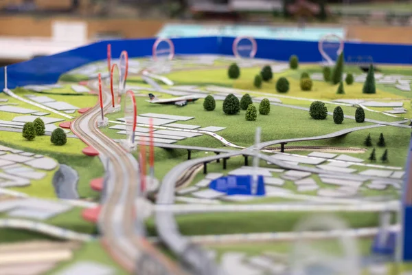 Yeşil tarlaları ve ağaçları olan hobi minyatür demiryolu düzeni