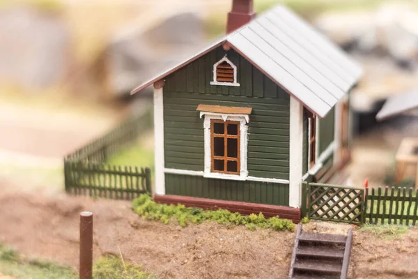 Hobi olarak penceresi olan küçük yeşil bir ev. Minyatür demiryolu düzeni