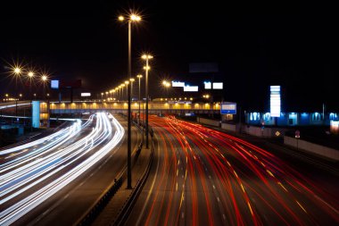 Şehirdeki bir gece otoyolunda uzun süre trafik vardı..