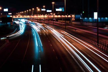 Şehirdeki bir gece otoyolunda uzun süre trafik vardı..