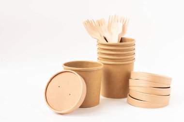 Çevre dostu kağıt tabaklar. El sanatları bardakları, kepler, ahşap çatallarla dolu bir hayat. Fast food için geri dönüşümlü sofra takımı. Boşluğu kopyala.