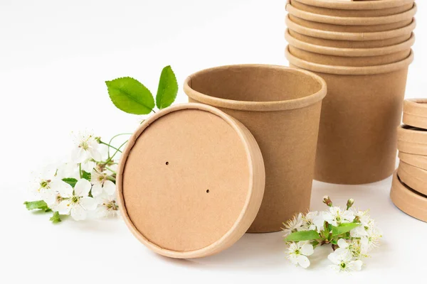 Çevre dostu kağıt tabaklar. Bardaklar, şapkalar. Kiraz çiçekleriyle dolu bir hayat. Fast food için geri dönüşümlü sofra takımı. Boşluğu kopyala.