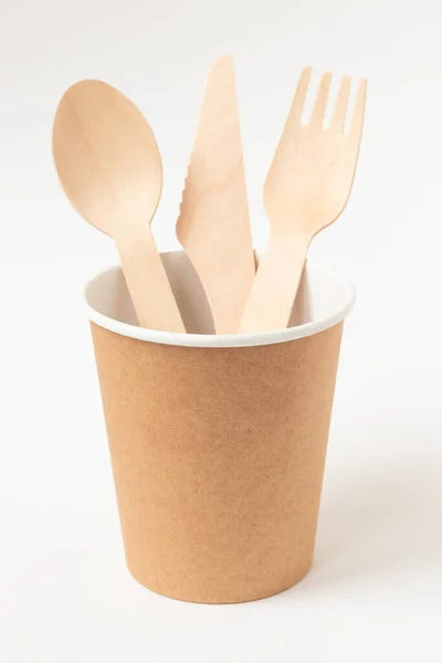 Çevre dostu kağıt tabaklar. El işi bardağı, ahşap çatal, kaşık, bıçak. Fast food için geri dönüşümlü sofra takımı. Uzayı kopyala Kapat..