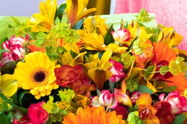 Bir buket çiçekte parlak sarı gerbera ve alstromerya. Tatil için güzel bir buket hediye.. 