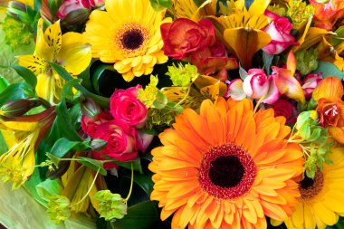 Bir buket çiçeğin içinde parlak sarı ve turuncu gerbera. Tatil için güzel bir buket hediye. Kartpostal olarak çiçek açan bitkiler..