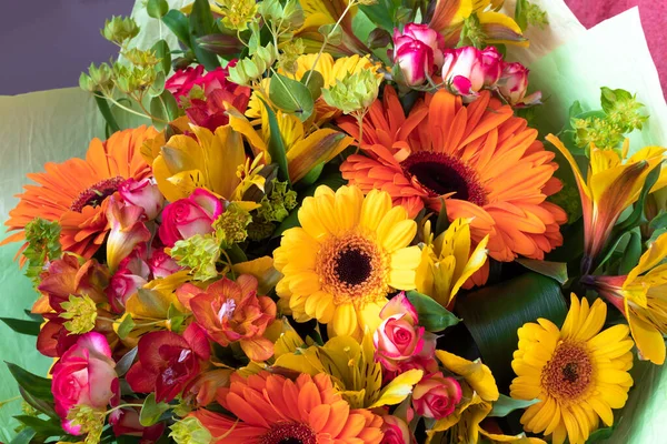 Bir buket çiçeğin içindeki parlak sarı gerbera. Tatil için güzel bir buket hediye. Kartpostal olarak çiçek açan bitkiler..