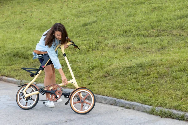 아름다운 여자가 자전거를 펼치고 편리하게 자전거 교통수단 — 스톡 사진