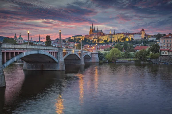 Praha při západu slunce. — Stock fotografie