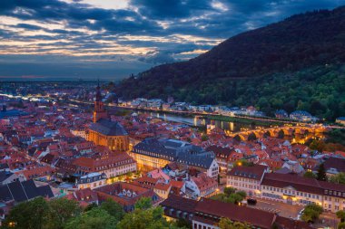 Heidelberg alacakaranlıkta.