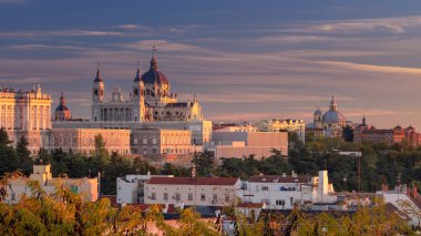 gün batımında Madrid.
