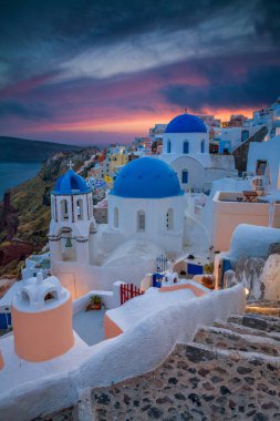 gün batımında Santorini.