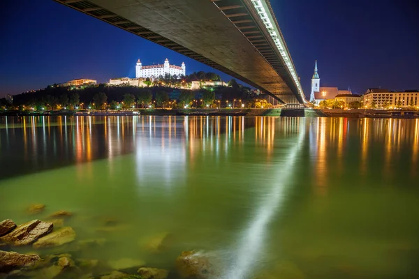 Pozsony, Szlovákia-éjjel. — Stock Fotó