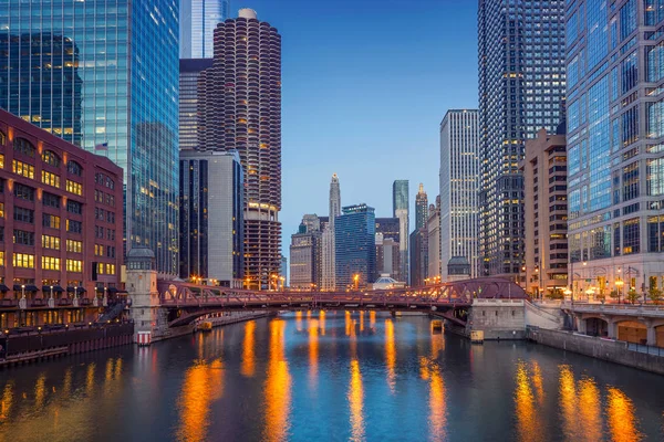 Chicago centrum in de schemering. — Stockfoto