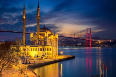 Alacakaranlıkta Istanbul.