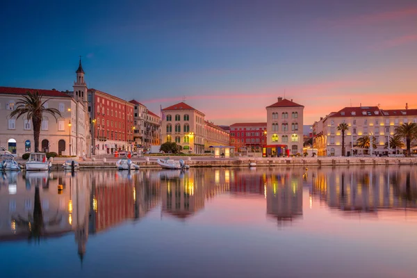 Split, Kroatië bij zonsopgang.. — Stockfoto