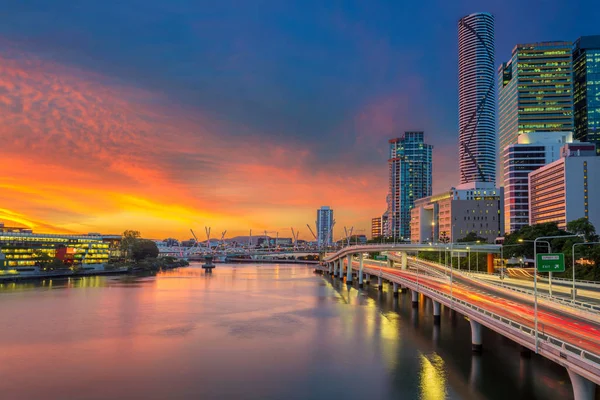 布里斯班 布里斯班天际线的城市形象 澳大利亚在戏剧性的日落 — 图库照片