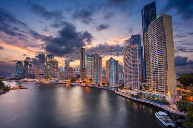Brisbane. Brisbane manzarası, Avustralya dramatik günbatımı sırasında Cityscape görüntü.