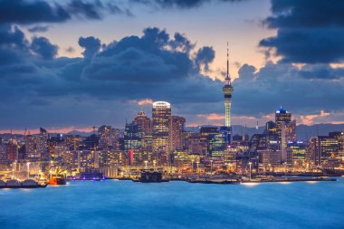 Auckland. Auckland manzarası, Yeni Zelanda günbatımı sırasında Cityscape görüntü.