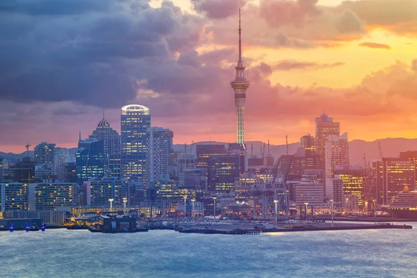 オークランド オークランドのスカイライン 日没時にニュージーランドの都市の景観イメージ — ストック写真