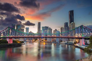 Brisbane. Brisbane manzarası, Avustralya ile hikaye köprü dramatik günbatımı sırasında Cityscape görüntü.