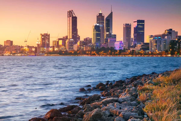 パース パースのスカイライン 日没時にオーストラリアの都市の景観イメージ — ストック写真