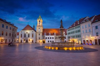 Bratislava. Cityscape görüntü mavi twilight saat sırasında Main Square ve eski Belediye Binası Bratislava, Slovakya.