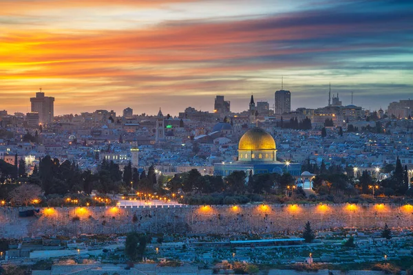 エルサレムの旧市街 夕暮れ時の岩のドームとイスラエル エルサレムの都市の景観イメージ — ストック写真