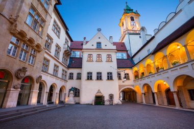 Eski Belediye Binası Bratislava. Görüntü Town Hall binalar ve saat kulesi ana Şehir Meydanı Old Town Bratislava, Slovakya.