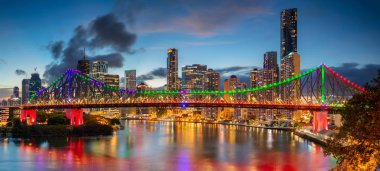 Brisbane. Cityscape görüntü Brisbane siluetinin panoramik, Avustralya dramatik günbatımı sırasında.
