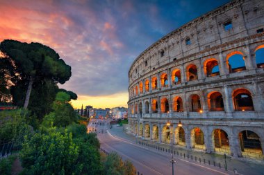 Colosseum. Roma, İtalya ünlü Colosseum görüntü güzel gündoğumu sırasında.
