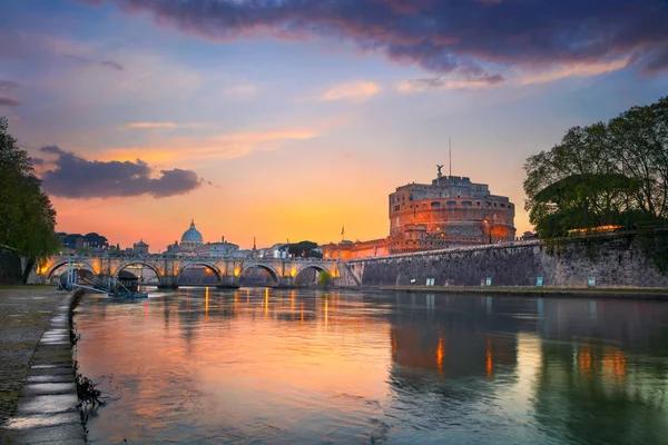 로마입니다 일몰에서 거룩한 천사와 로마에서 Tiber 거룩한 다리의 이미지 — 스톡 사진