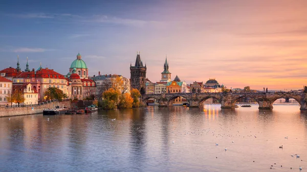 捷克共和国 布拉格 美丽的秋日落日中布拉格著名的查尔斯桥全景城市景观图像 — 图库照片